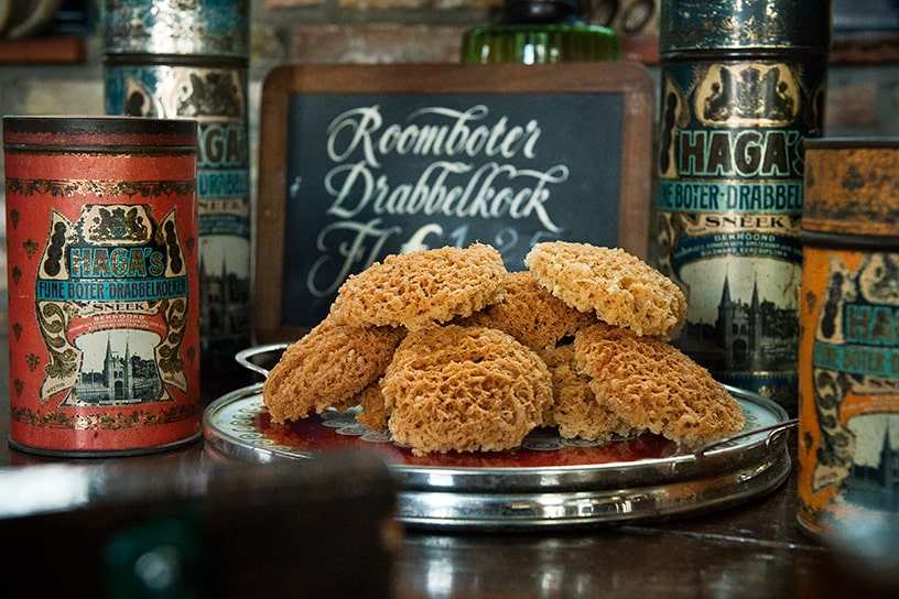 Opgestapelde drabbelkoeken op een ijzeren schaal